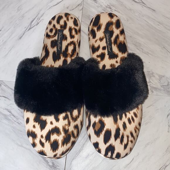 Victoria's Secret Leopard Fuzzy Slippers Size Medium - Picture 3 of 11